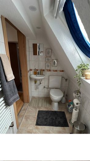 Großzügige teilmöblierte 4-Zimmerwohnung mit Balkon & EBK – WC 3 in 2.OG