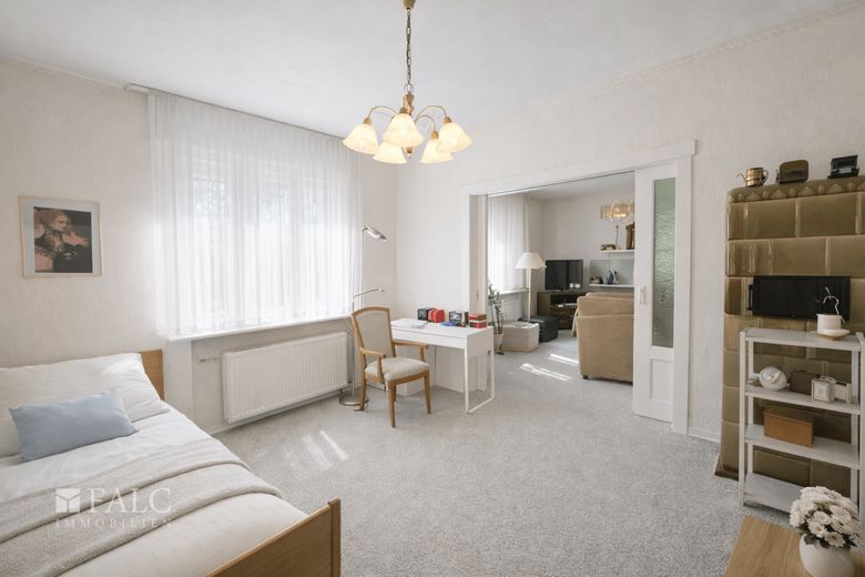 Platz für Familie, Ideen und Zukunft! Einfamilienhaus mit großem Grundstück - FALC Immobilien – Schlafzimmer EG