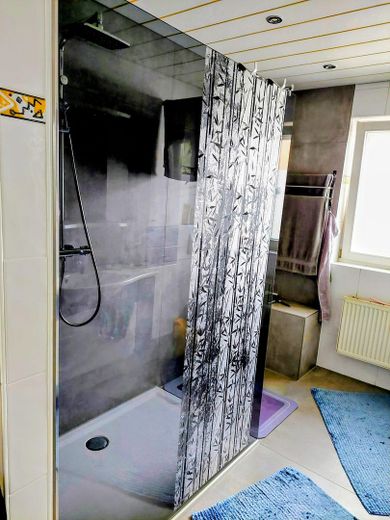 Modernisiertes Reihenmittelhaus mit Garten, Sauna und Photovoltaikanlage – Bad 1. OG