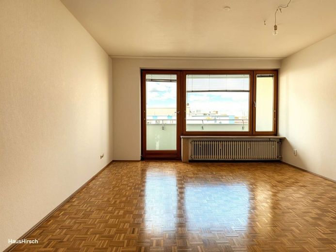 Stilvolle 3,5-Zimmer-Wohnung mit Loggia &amp; Alpenblick am Leonrodplatz über den Dächern Münchens – Wohnzimmer