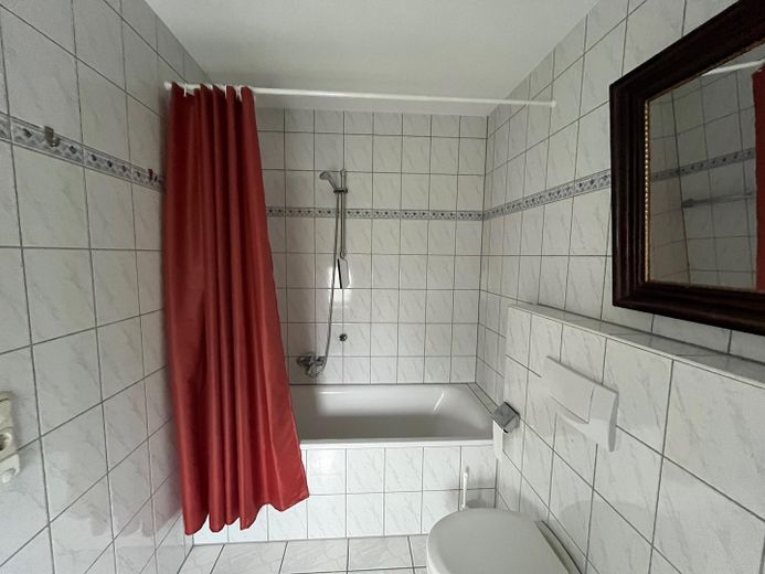 4-Zi-Geschosswohnung, teilmöbeliert mit Dachterrasse – Wannenbad