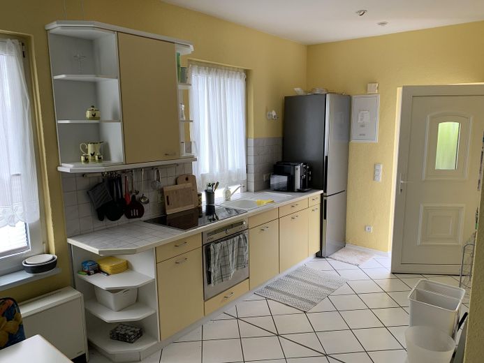 लगभग 1.561 m² पर दो घर – बहु-पीढ़ी के साथ रहने के लिए आदर्श – kleines Haus Küche