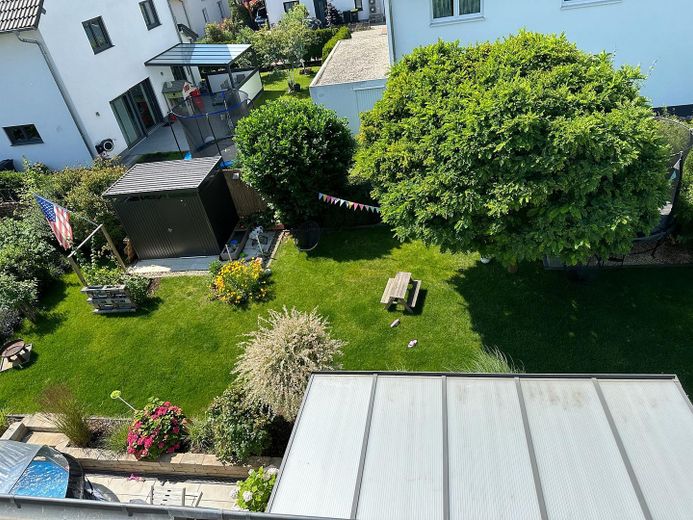 Raum zum Entfalten: Haus in Friedberg mit 120 Quadratmetern – Gartenblick