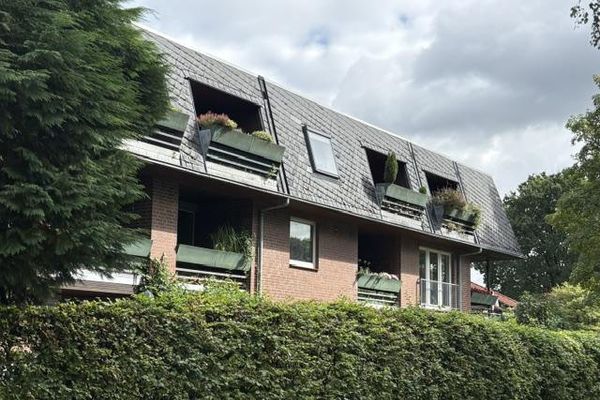 Hamburg Bergstedt’te geniş güneybatı sundurmalı ve yeşil manzaralı 2 odalı daire, 2. kat (son kat)