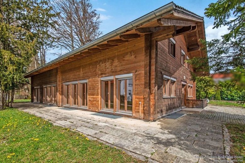 Ein Meisterwerk ökologischer Baukunst - Exklusives Bio-Blockhaus am Waldrand von Icking – Außenansicht