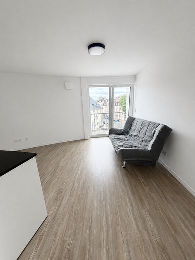 Apartament z balkonem w zabytkowym bunkrze przeciwlotniczym – Zdjęcie 2