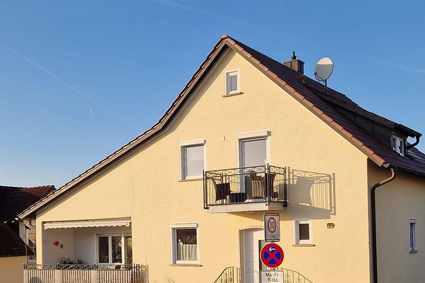 geräumiges Mehrfamilienhaus mit Garagen in Maxhütte-Haidhof