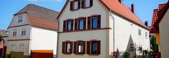 Casa unifamiliare indipendente con fienile, cortile e giardino esposto a sud a Freisbach