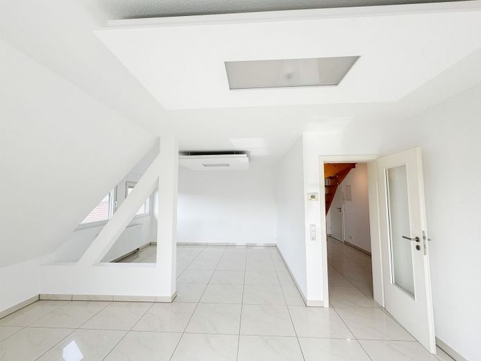 Helle und großzügige 3,5-Zimmer Maisonettewohnung mit EBK und Balkon! – Ebene 1 Wohn-Essbereich
