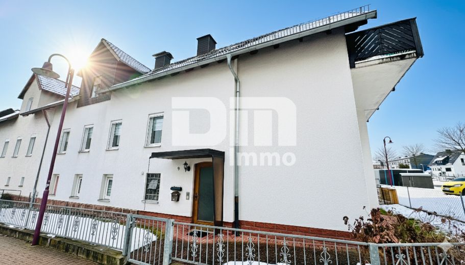 (R)eserviert!Modernisierte DHH mit Anbauten + Garagen in Traumlage – Seitenansicht