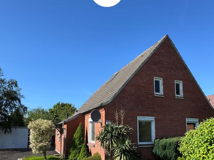 Viel Platz für Familie & Gäste!
Gepflegtes Einfamilienhaus mit Einliegerwohnung, Garage und schönem Garten. – Foto 1