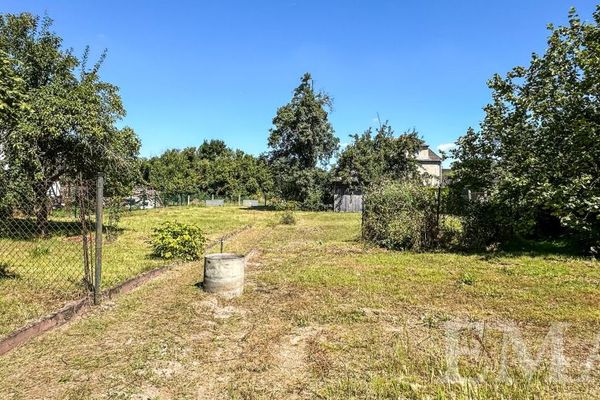Terreno edificabile soleggiato per una casa unifamiliare vicino alla stazione ferroviaria regionale