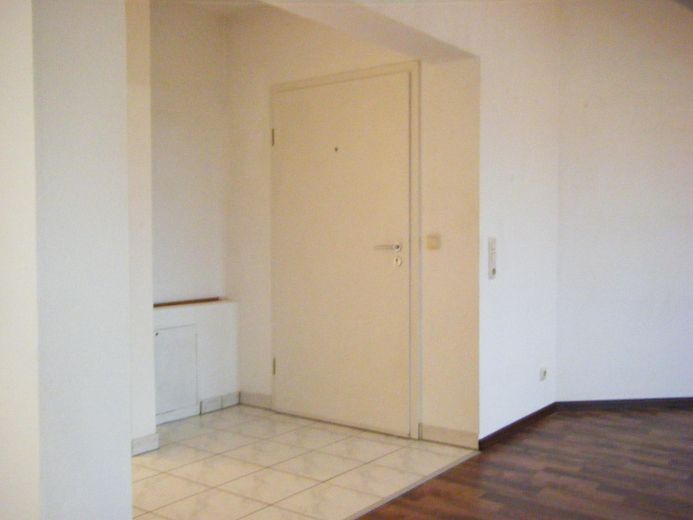 2-Zimmer-DG-Wohnung mit Balkon in Einhausen direkt am Feldrand mit Waldblick – Wohnungseingangstür