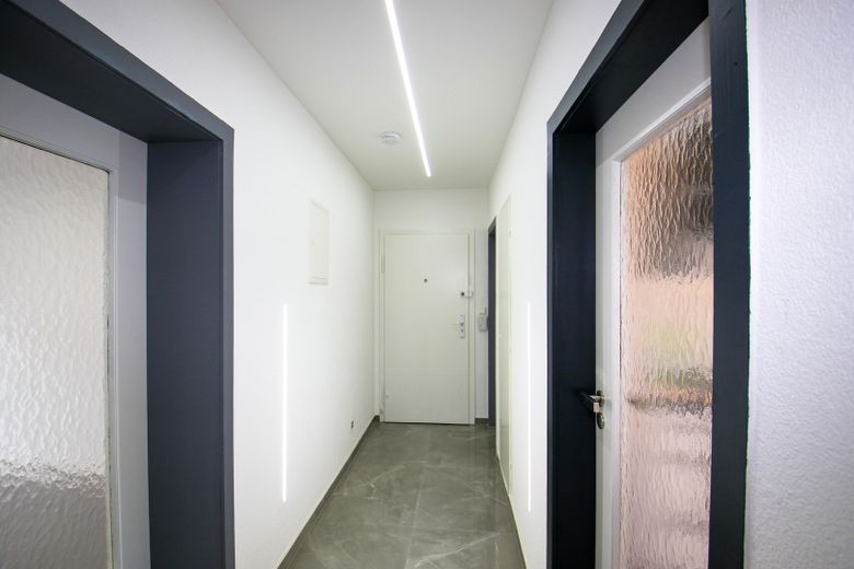 Urbaner Wohntraum mit Tiefgarage: 2-Zimmer kernsaniert – ideal für Paare, Single oder Investment – Diele