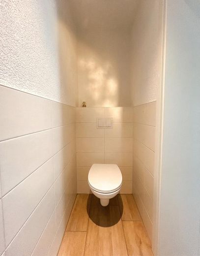 4 helle Zimmer | 87,9 m² | Offene Wohnküche + Gäste-WC – Gäste-WC