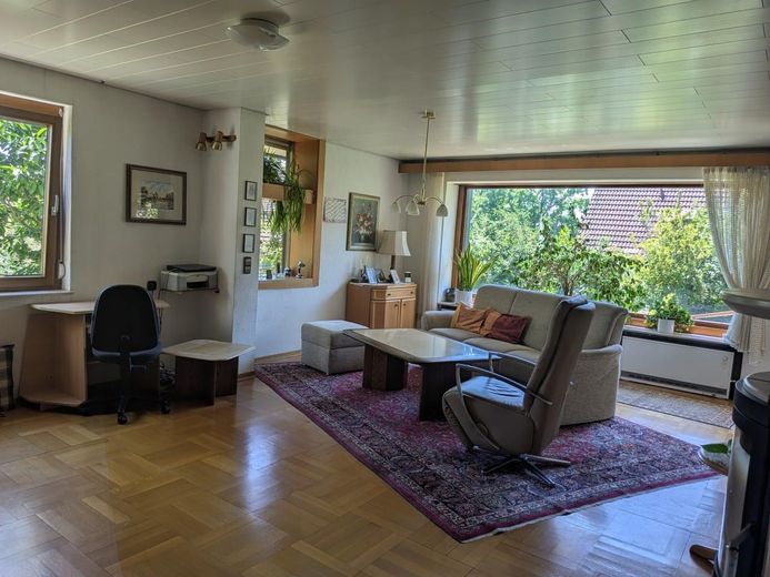 Einfamilienhaus mit Einliegerwohnung und idyllischem Garten in toller Lage, provisionsfrei – Wohnzimmer EG