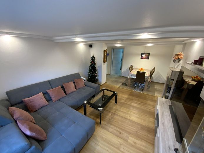 Taşının, pişirmeye başlayın ve kendinizi iyi hissedin: Hayal mutfaklı, konforlu garajlı ve bahçeli modernize edilmiş XL ev – Wohn-/Esszimmer_3