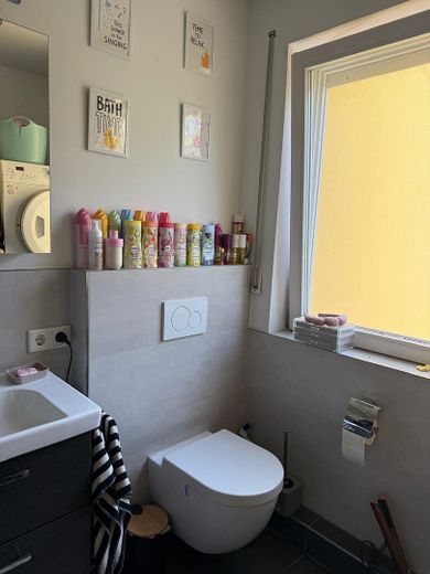 Luminoso, muy luminoso piso de 3 habitaciones, incl. cocina equipada, plaza de aparcamiento en garaje subterráneo, balcón y trastero – Badezimmer