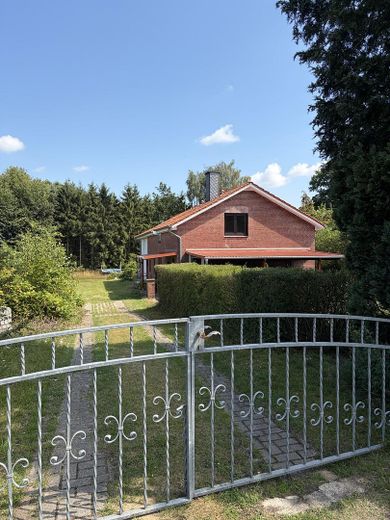 Komplett renoviertes Zweifamilienhaus 160 qm, in ruhiger Alleinlage mit großem Grundstück – Einfahrt