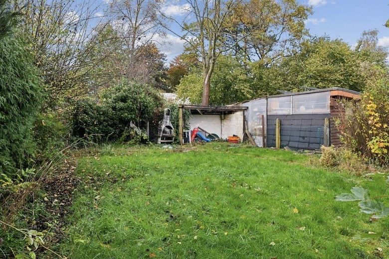 Komplett vermietetes Mehrfamilienhaus mit Gewerbe, 7 Garagen und Garten – Garten