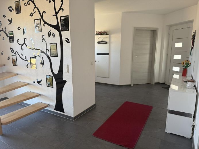 Familienfreundliches Einfamilienhaus zu verkaufen – Flur EG