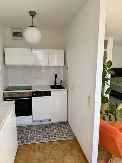 Bezugsfrei in Flingern: 1-Zimmer-Wohnung mit Balkon, Keller und Tiefgarage – Kueche