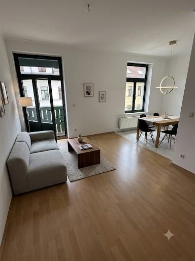 LEIPZIG STÖTTERITZ HELLE 2 Zimmer Wohnung von Privat, SOFORT BEZIEHBAR – Wohnzimmer möbliert durch KI