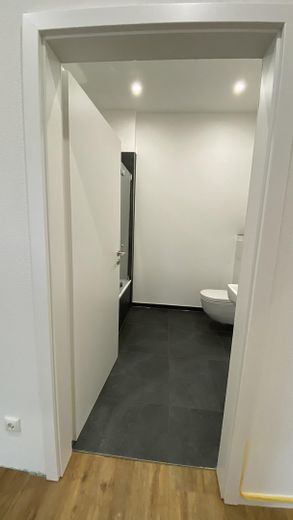 3-Zimmer Wohnung in Traumlage mit Küche und Terrasse – Bad