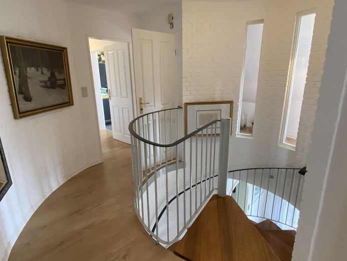 Freistehendes, individuelles  Architektenhaus mit separat gelegener Einliegerwohnung – Flurbereich OG