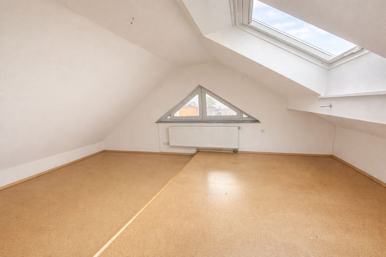 4-Zimmer-Maisonette in Bestlage am Kelterberg – Raum im DG links