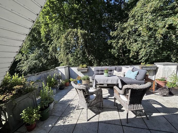 Außergewöhnliche Dachgeschosswohnung (135 m²) in historischer Villa in Aumühle – Dachterrasse im Grünen