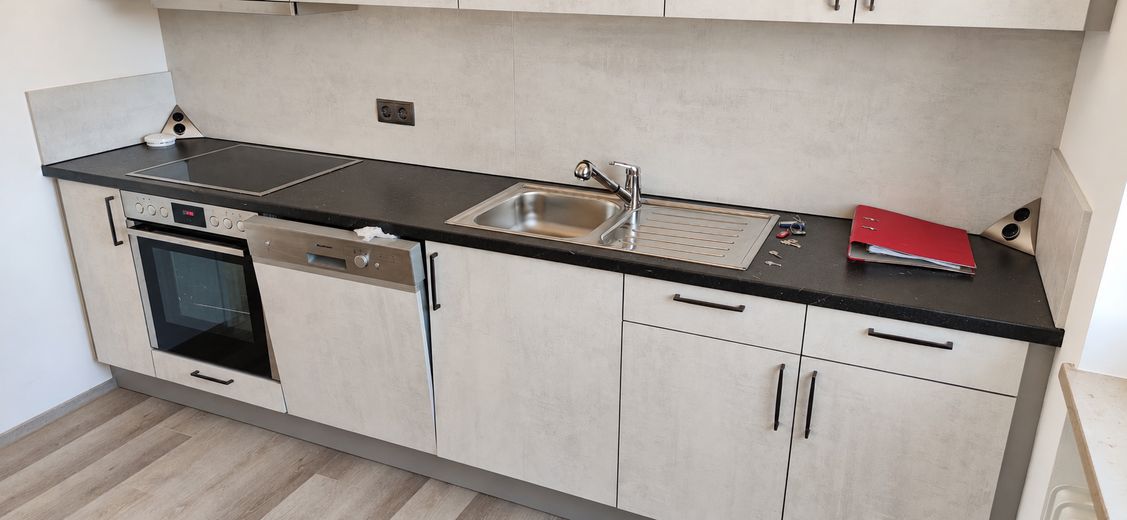 Helle Wohnung mit großzügigem Wohnbereich, Einbauküche, Balkon und eigener Garage – Foto 14