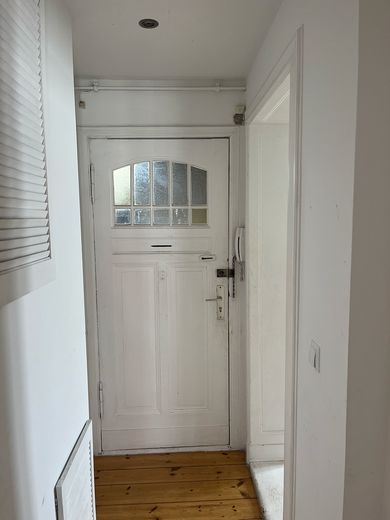 Sanierter Altbau, bezugsfrei, provisionsfrei – vom Eigentümer – Haustür mit Zugang zur Küche