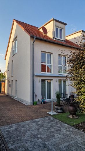 Entra subito, senza costruire: bifamiliare di 5 locali, 140m² di superficie abitabile, 180m² di superficie utile, classe di efficienza A, cantina, giardino, 4 posti auto – Haus