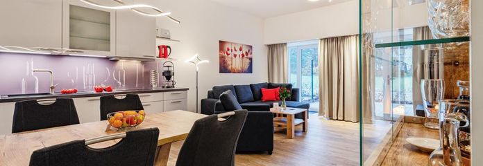 Modernisierte Ferienwohnung in Prora, 100 m zur Ostsee, zwei Terrassen -provisionsfrei- – Wohn- und Essbereich