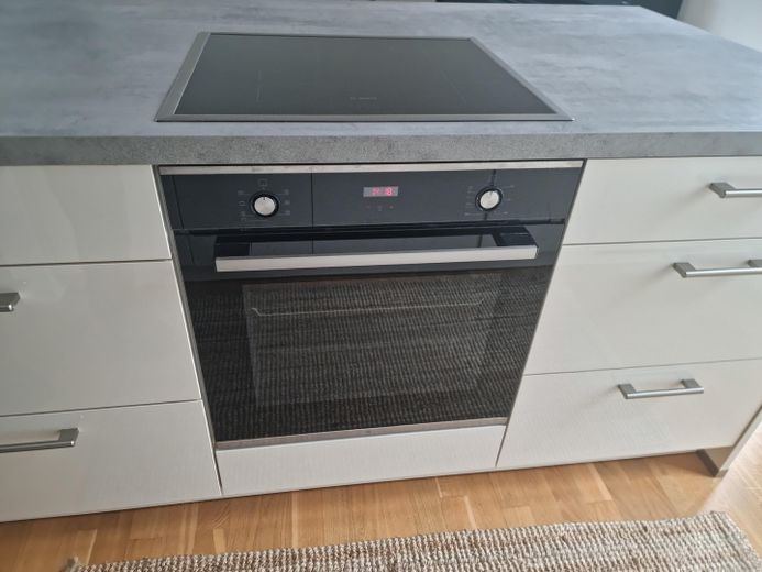 Neuwertige, hochwertige 2-Zimmer-Wohnung mit EBK & TG-Stellplatz in Ffm-Riedberg – Küche