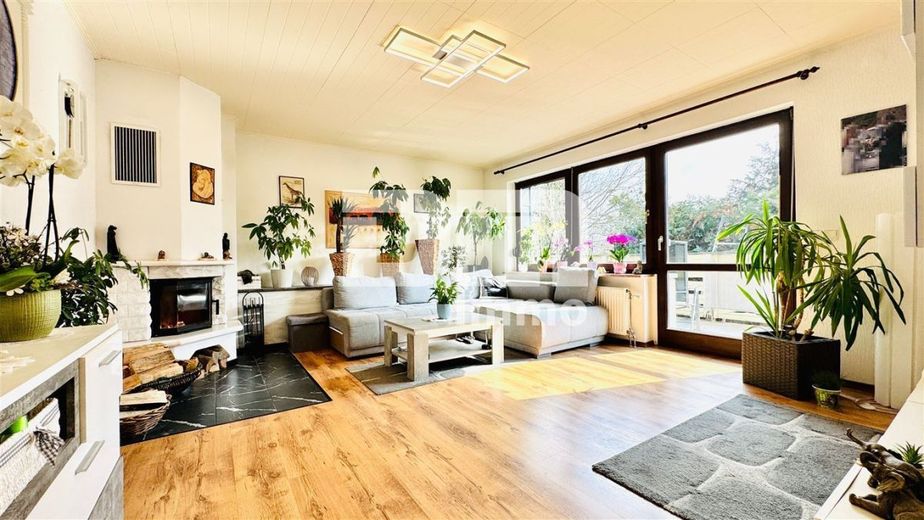 Gepflegtes Raumwunder in idyllischer Lage - Modernisiertes Einfamilienhaus Garagen / Garten – EG Wohnzimmer / Zugang Balkon / Kamin