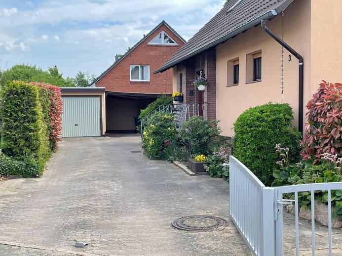 Sicht auf Garage und Caport