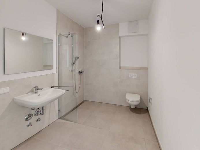 First occupancy: Ultra-modern 3-room new-build apartment with fitted kitchen and loggia in eastern Nuremberg – Bad