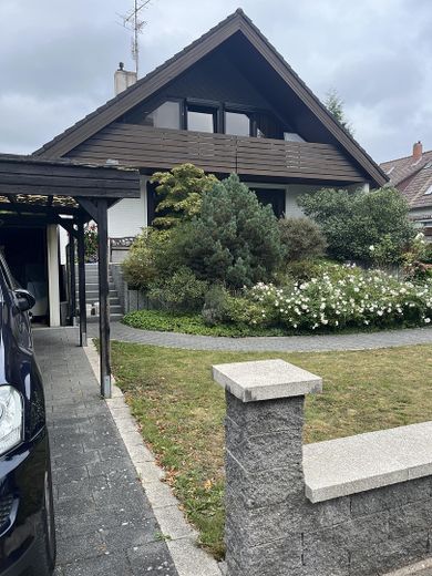 Gemütliches Einfamilienhaus mit schönem Garten – Vorgarten