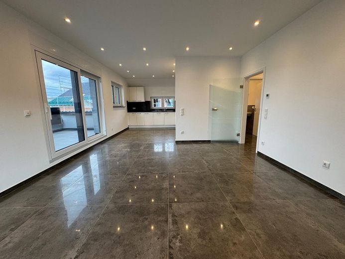 Moderne 9-Zimmer-Neubauwohnung mit ca. 235 m², zwei Küchen und zwei Balkonen in Rodenbach – फोटो 1