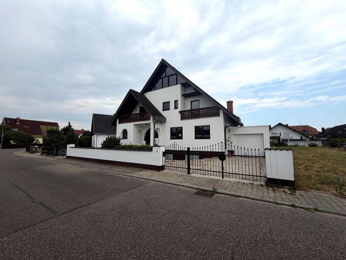 Großes Architektenhaus inkl. Garage u. Garten * in Altlußheim – Aussenansicht