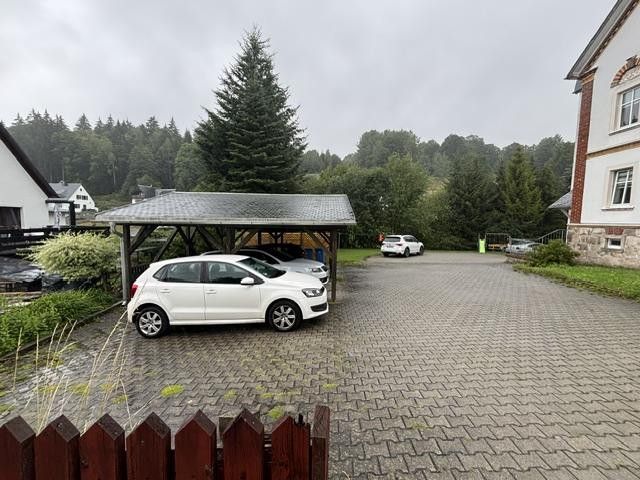 Maison plurifamiliale avec grand garage à Breitenbrunn – Hofansicht mit Carport