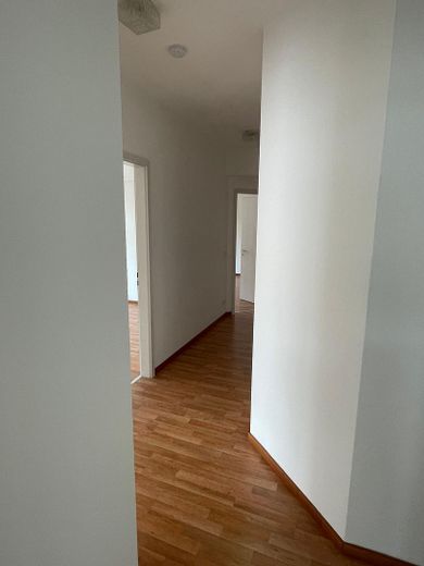 Amplio piso en propiedad de 3 habitaciones con balcón   **   sin comisión – Flur (Blick aus Küche)
