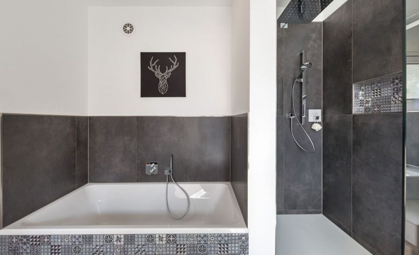 SMARTES EINFAMILIENHAUS MIT VIEL LIEBE ZUM DETAIL – Ansicht Badezimmer