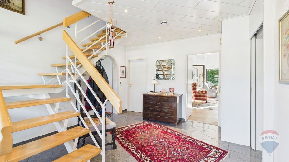 Provisionsfrei für den Käufer!
Großes Einfamilienhaus mit Südwest-Terrasse und Feldrandblick – Diele