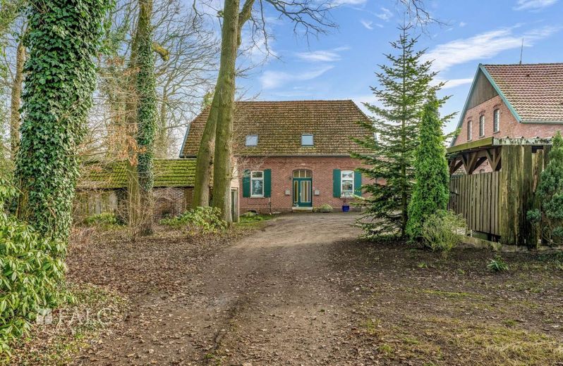 Resthof mit Scheune und über 10.000 m² Grundstück - attraktives Entwicklungspotenzial in Wiefelstede – Außenansicht