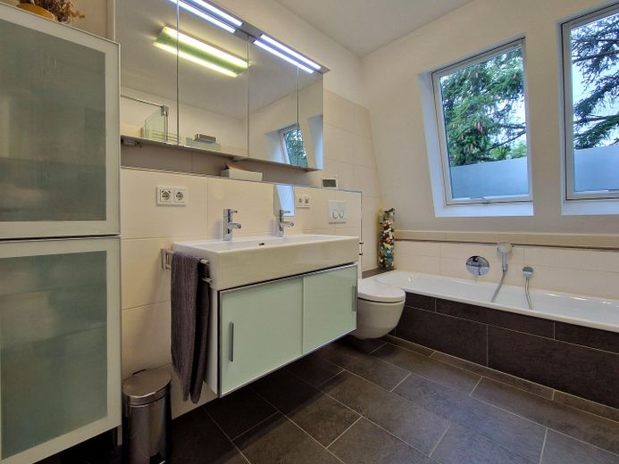 Courtagefrei: Helle und zentral gelegene DG-Maisonette-Wohnung mit Galerie und Sonnenterrasse – 06_Badezimmer_1