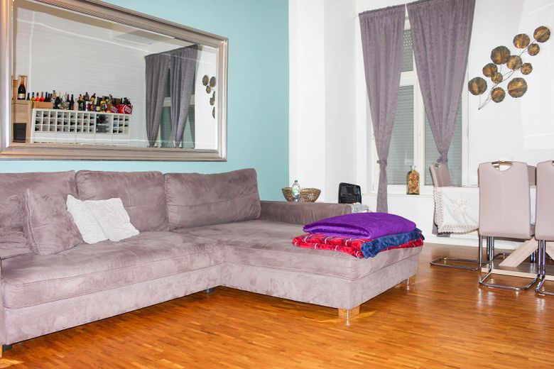 Bezugsfrei nach Vereinbarung: Geräumige Altbauwohnung mit großer Wohnküche – Wohnzimmer