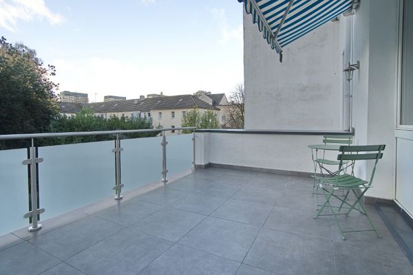 Zum Wohlfühlen: Komfortable Wohnung mit großer Balkonterrasse zum Garten und Komplettausstattung, Smart-TV, Internetzugang u.v.m.